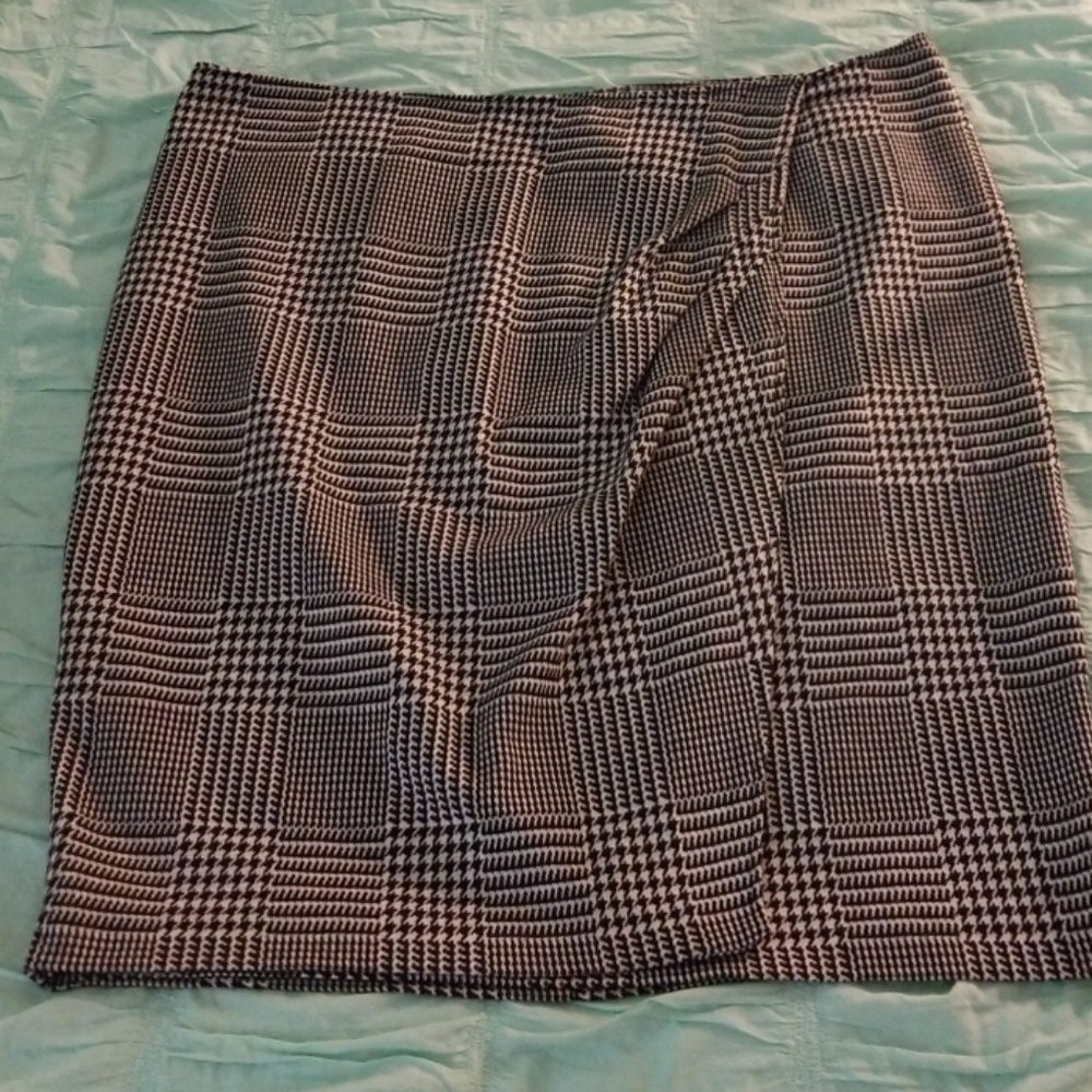 LANE BRYANT FAUX WRAP HOUNDSTOOTH SKIRT SIZE 20